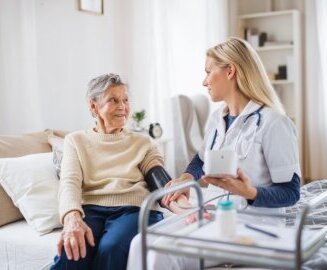 Vertrauensvolle 1:1 Intensivpflege mit bis zu 24h-Stundenversorgung für Erwachsene in häuslicher Umgebung.
